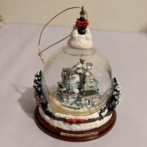 Thomas Kinkade A Holiday Gathering Water Snow Globe Christmas Ornament BE 2002